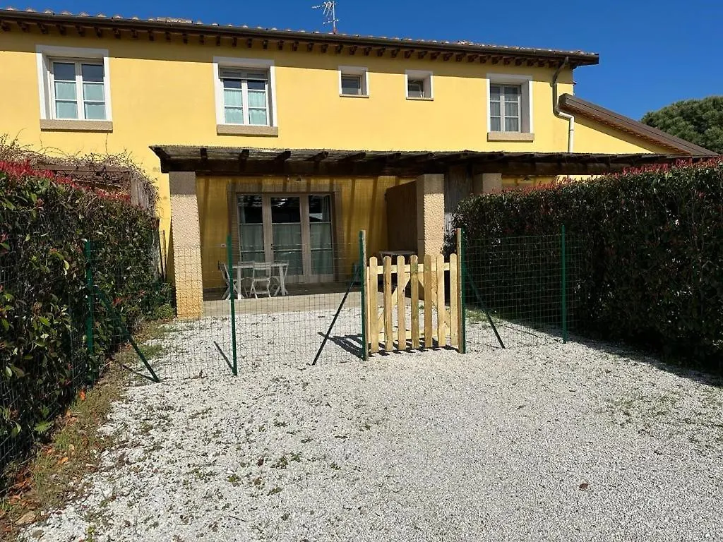 Appartamenti Teresa & Adele, 2 Km Dal Mare, 2 Bagni, Giardino Recintato, Wifi, Posto Auto Cecina  Daire Cecina (Livorno)